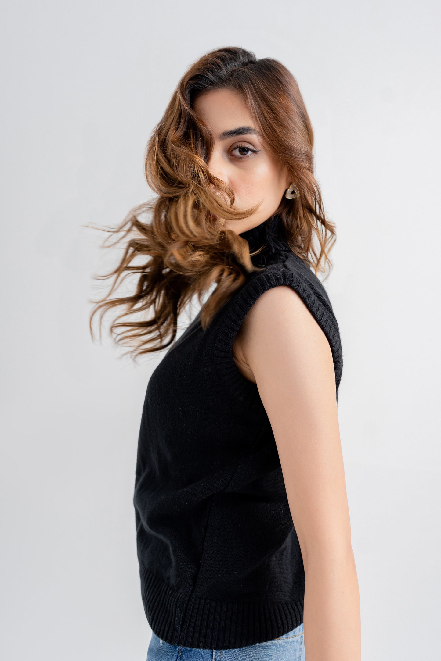 Sleeveless Black Hi-neck Sweater