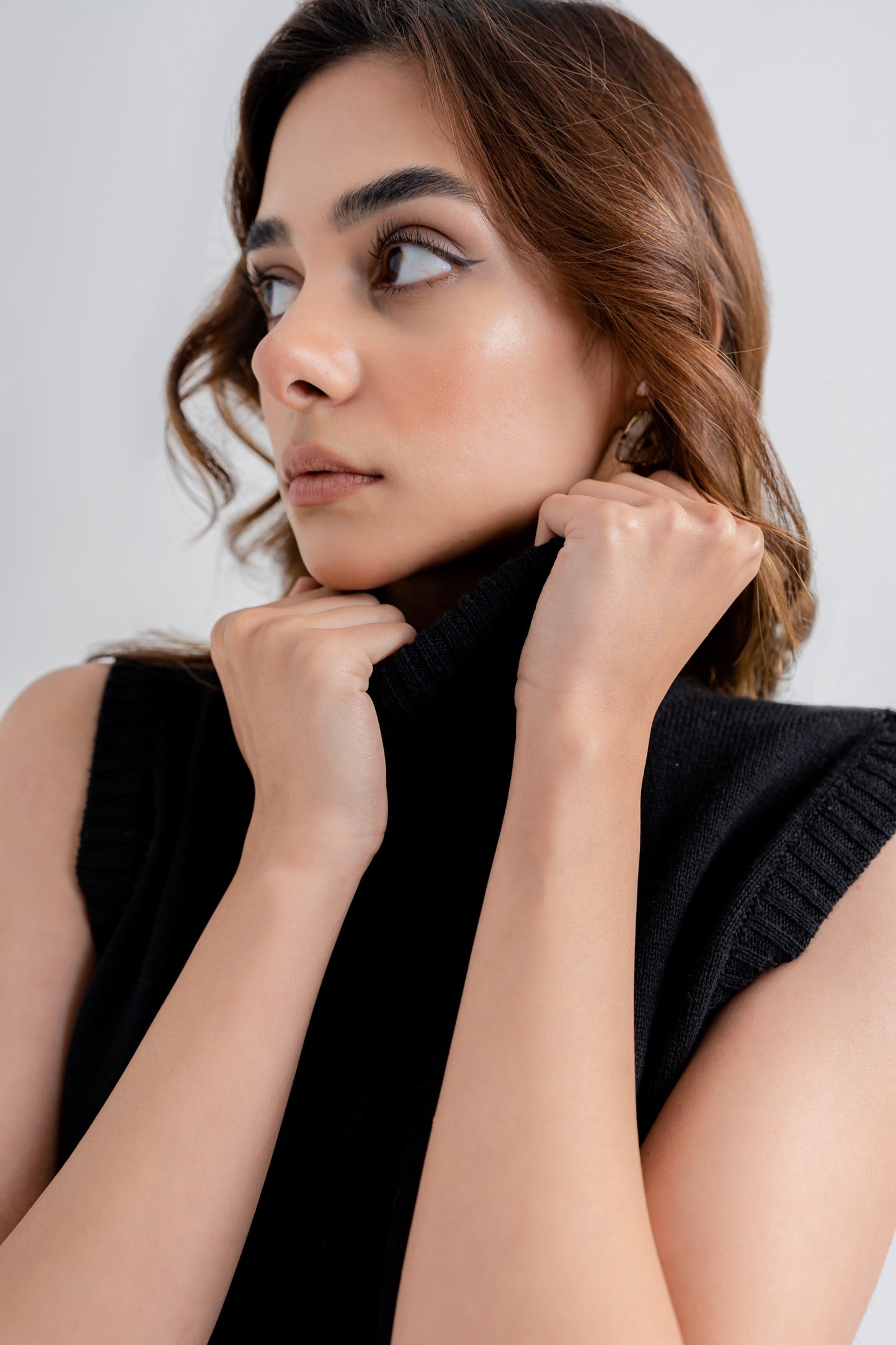 Sleeveless Black Hi-neck Sweater