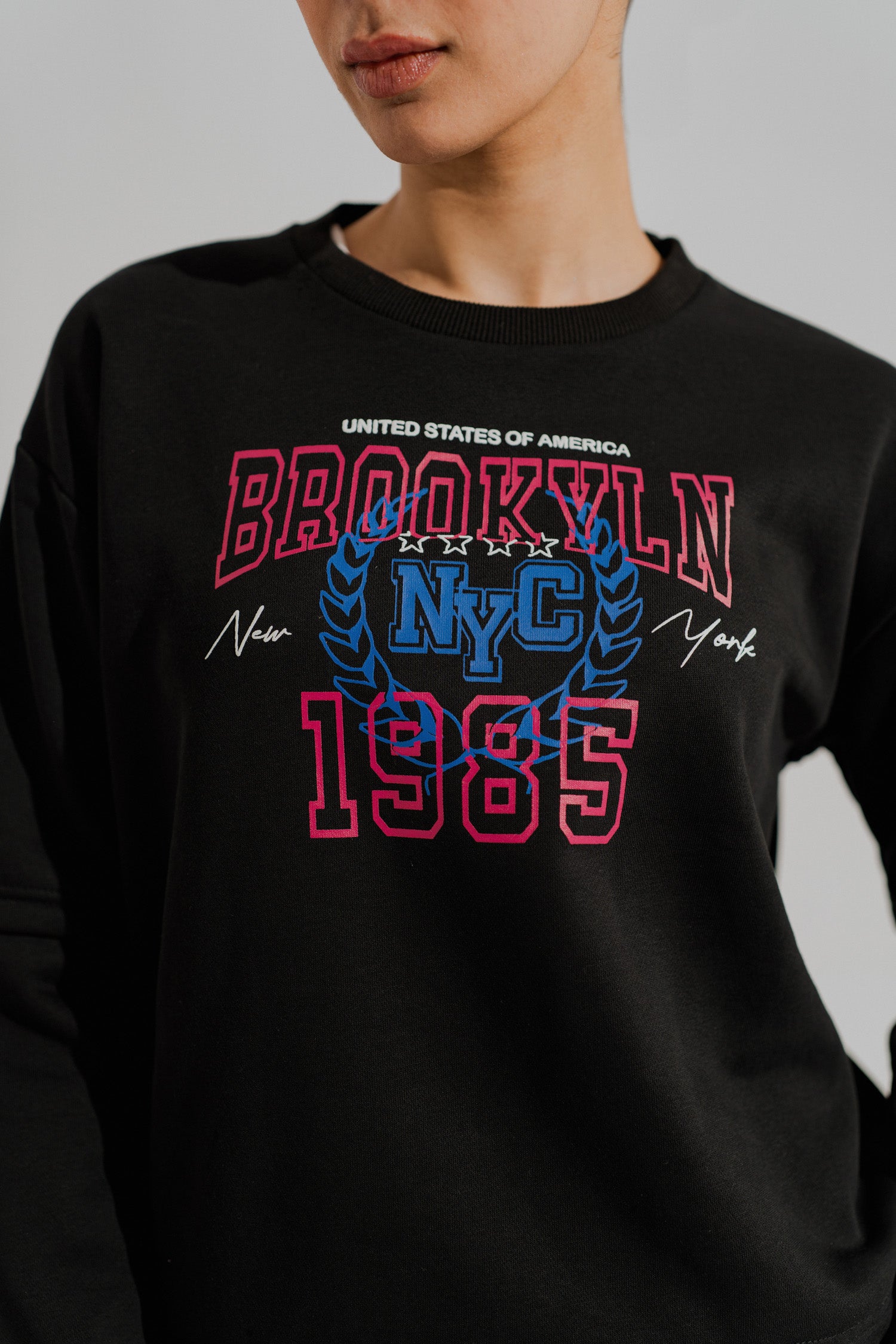 Black Relaxed Fit Cropped Graphic Sweatshirt - Hustle N Holla