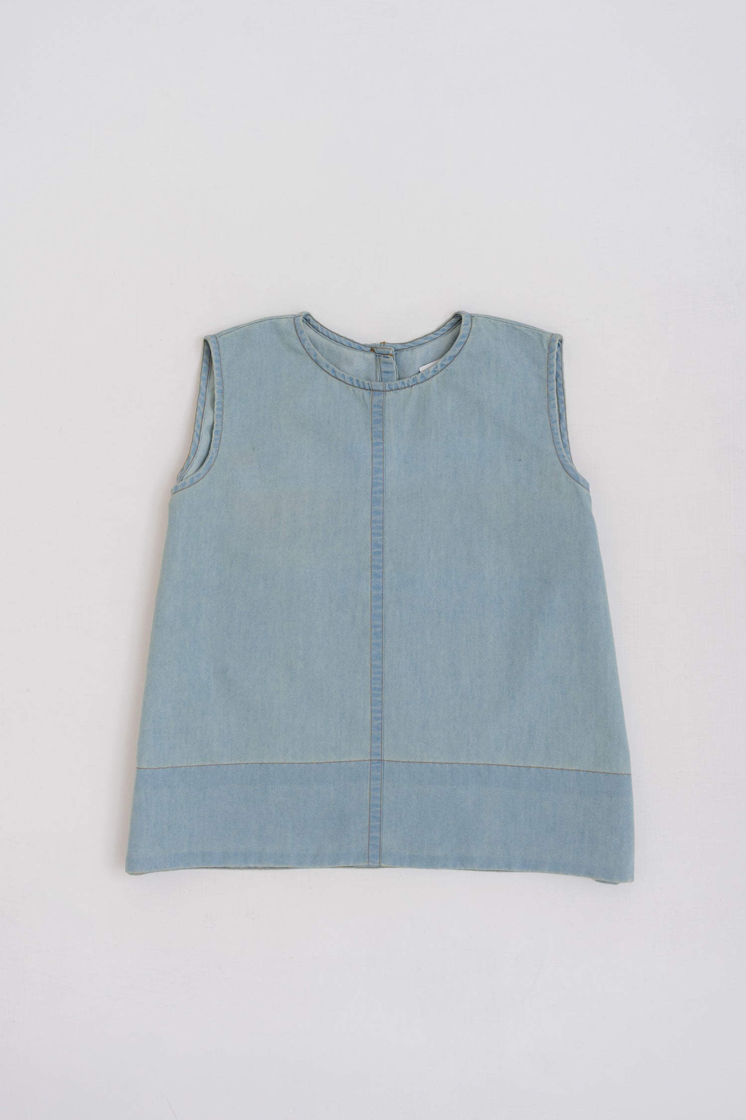 TINTED LIGHT WASH SLEEVELESS REGULAR FIT CHAMBRAY TOP