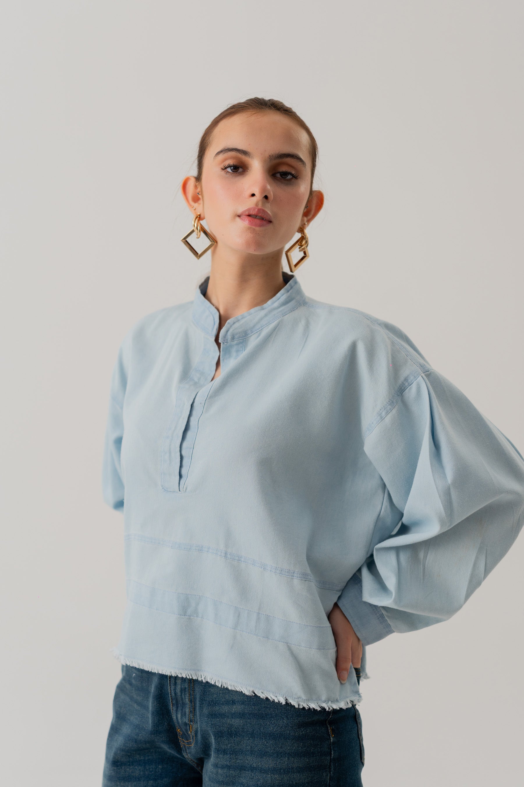 LIGHT WASH BOXY FIT CHAMBRAY TOP
