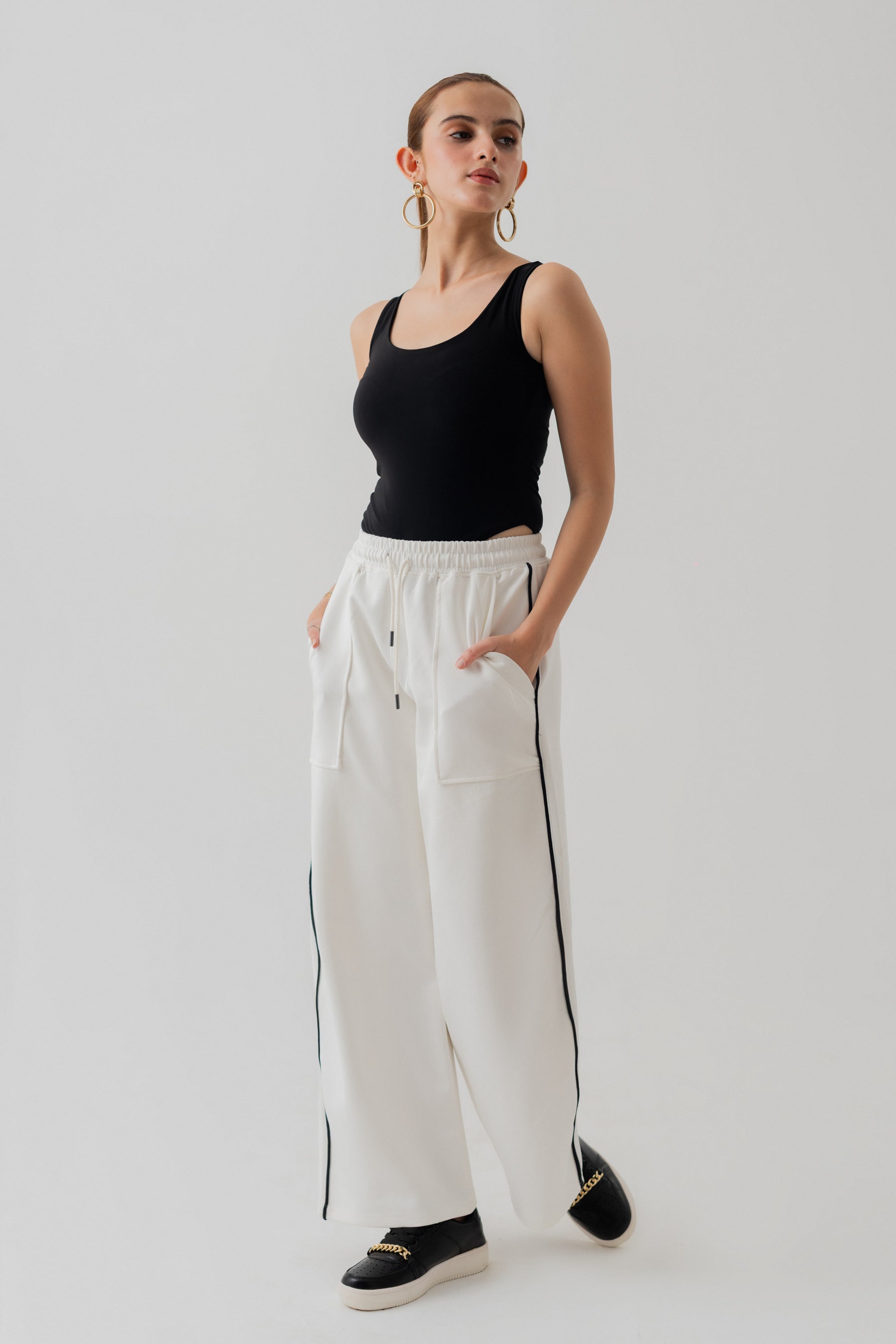 WHITE KNITTED WIDE LEG PANTS WITH CONTRASTING PIPING